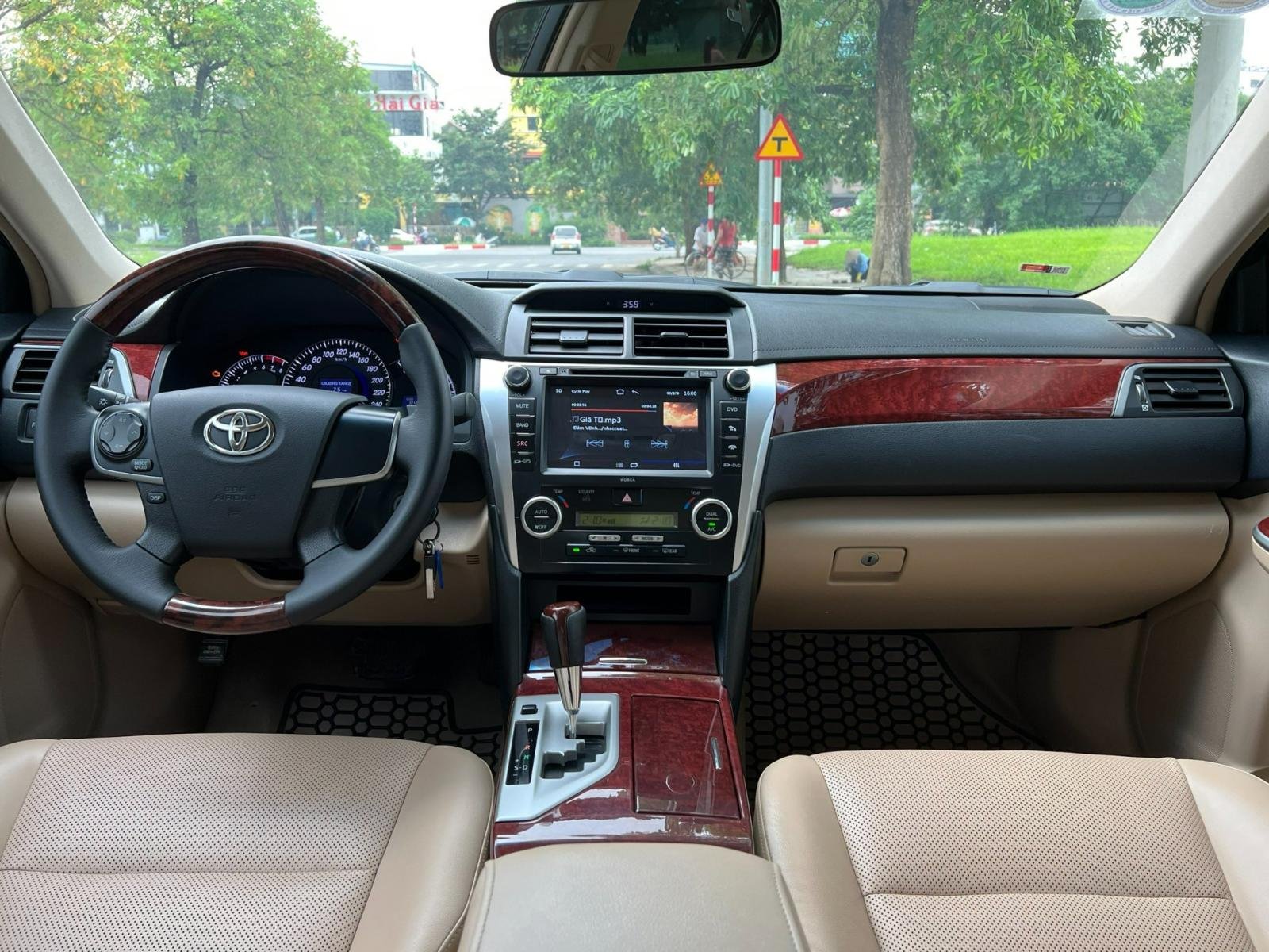 Nội thất Toyota Camry 2012 rộng rãi, tiện nghi nhất phân khúc.