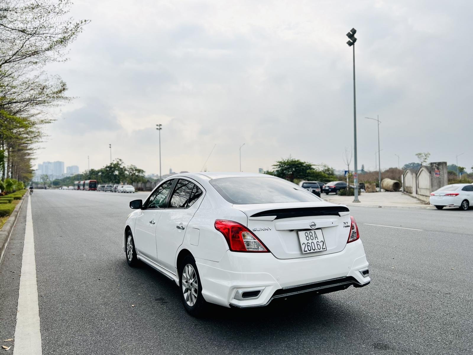 Hông xe Nissan Sunny 2019 cũ.