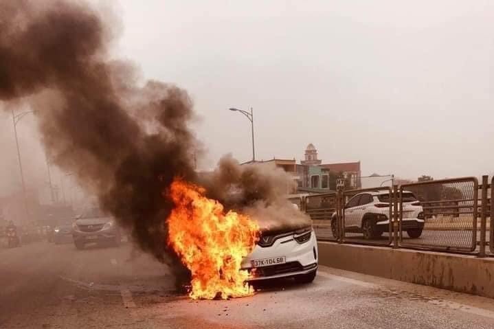 Loạt ảnh ô tô điện bất ngờ bốc cháy khi đang lưu thông, cộng đồng mạng xôn xao 1