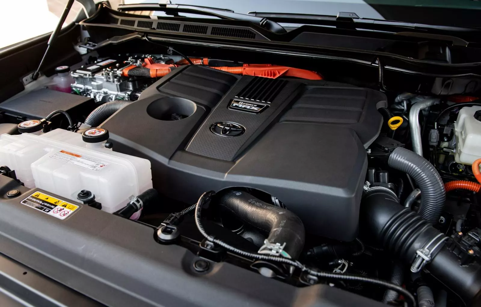"Trái tim" của xe là cỗ máy hybrid V6 3.5L tăng áp kép có tên gọi i-Force Max 1