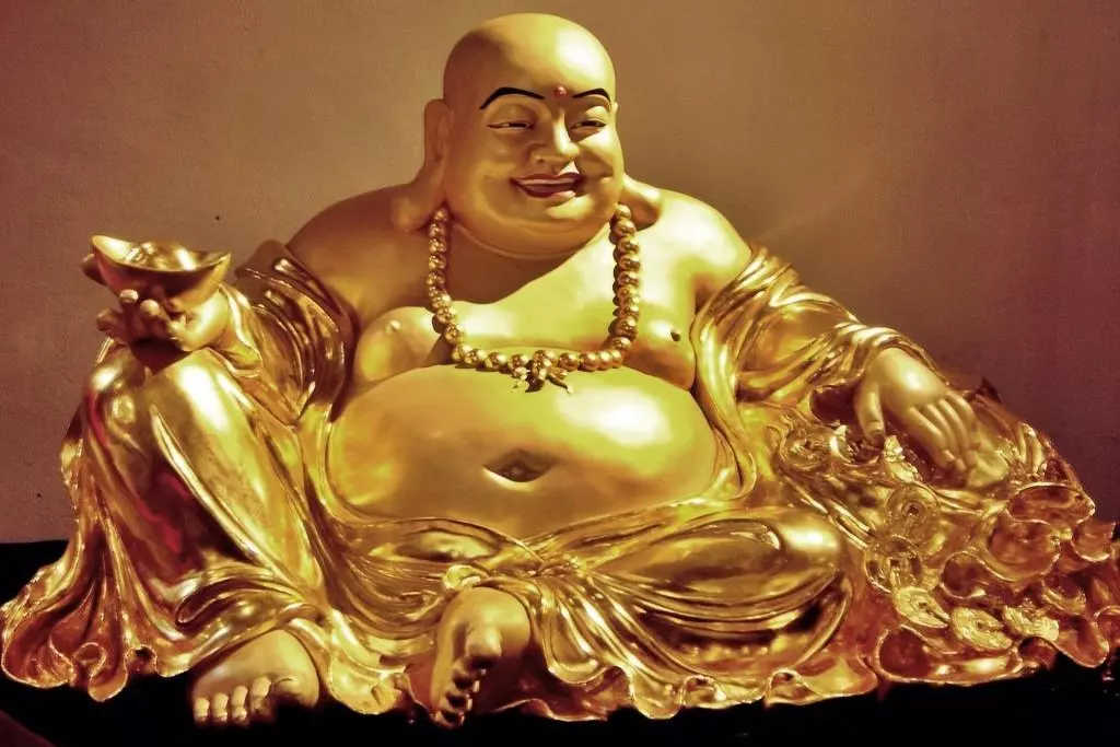 Người mệnh Kim có thể chọn tượng Phật làm từ những chất liệu như bạc, vàng, kim loại,... 1