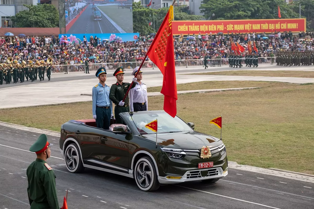 Trọn bộ ảnh VinFast VF8 mui trần xuất hiện trong lễ diễu binh kỷ niệm chiến thắng Điện Biên Phủ a8