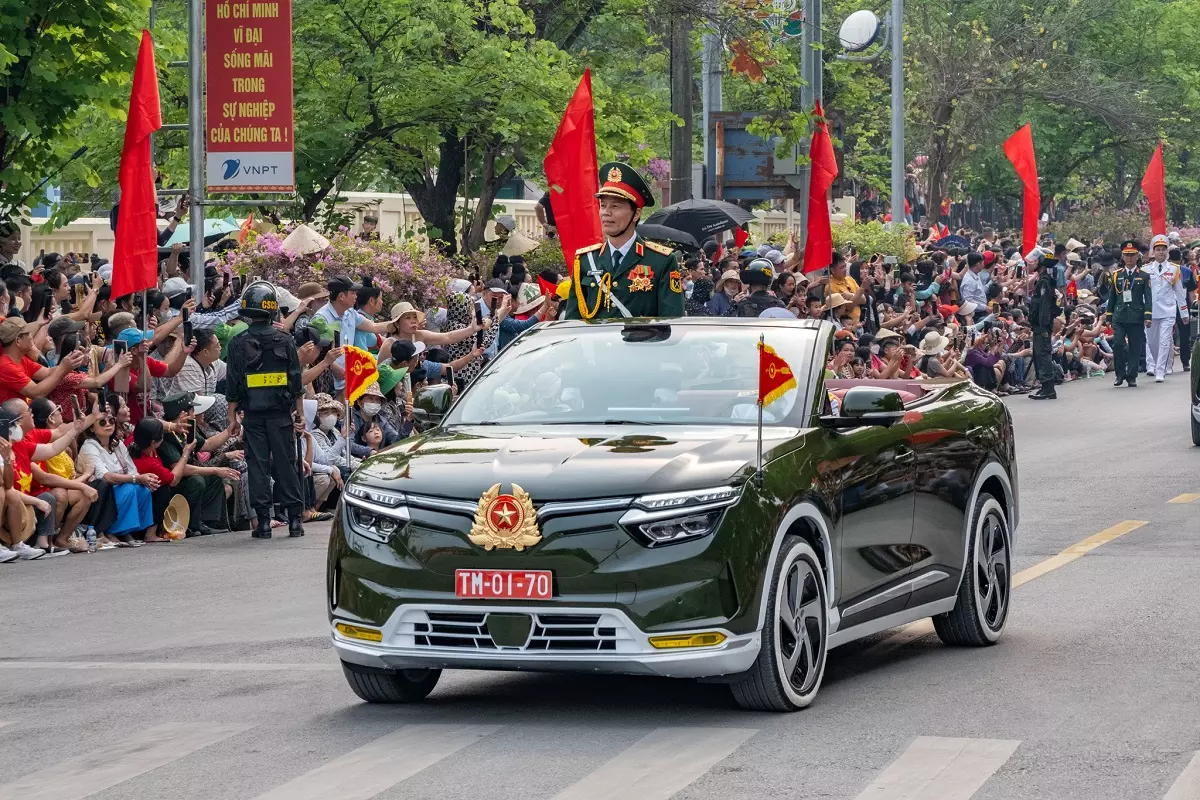 Trọn bộ ảnh VinFast VF8 mui trần xuất hiện trong lễ diễu binh kỷ niệm Chiến thắng Điện Biên Phủ 1