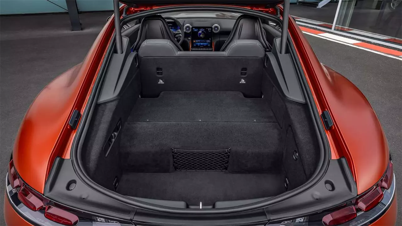 Khoang hành lý trên xe Mercedes-AMG GT 63 S E Performance 1